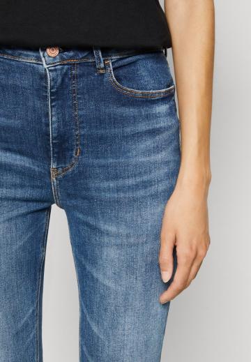 Узкие джинсы