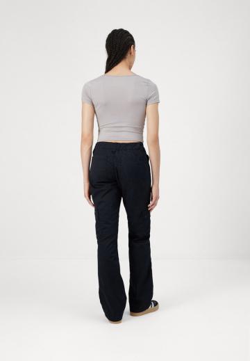 Брюки с накладными карманами