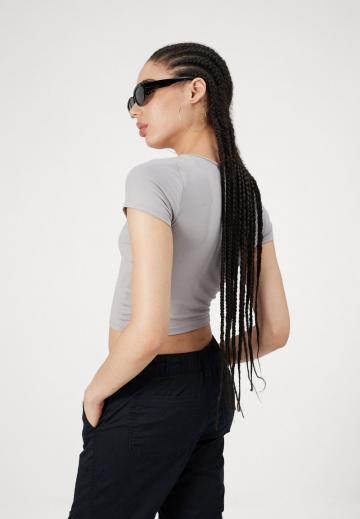 Брюки с накладными карманами