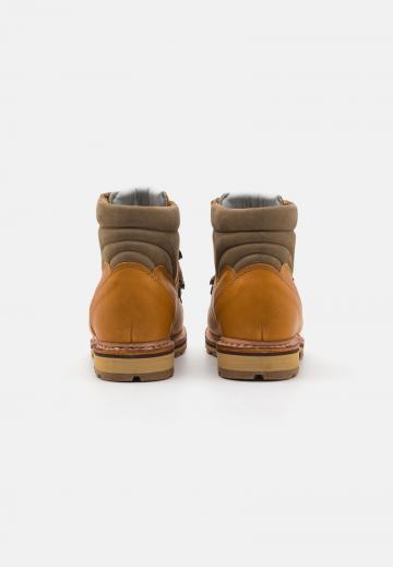 Походные ботинки