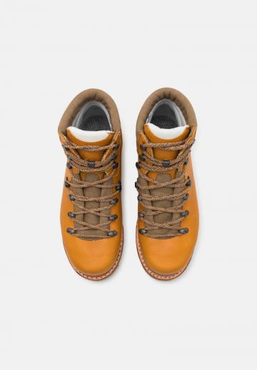 Походные ботинки