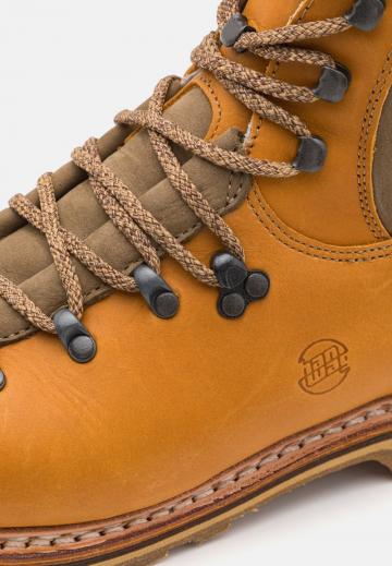 Походные ботинки