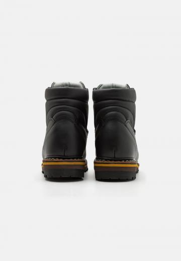 Походные ботинки