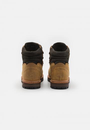 Походные ботинки