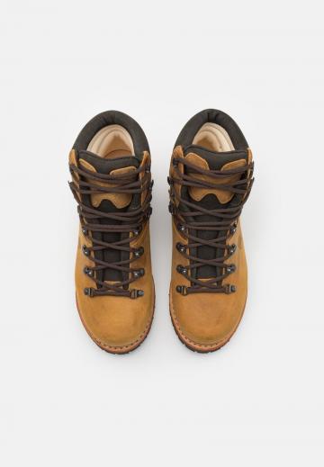 Походные ботинки