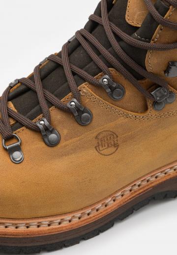 Походные ботинки