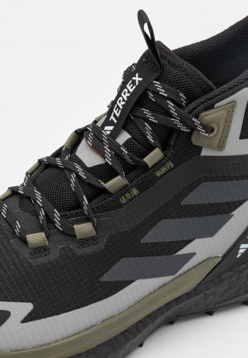 Походные ботинки