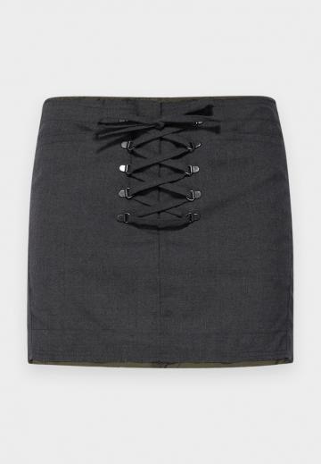 Юбка с накладными карманами