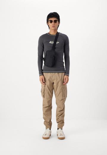 Брюки с накладными карманами