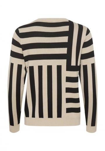 Пуловер в полоску