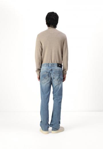 Прямые джинсы