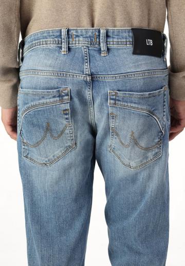 Прямые джинсы