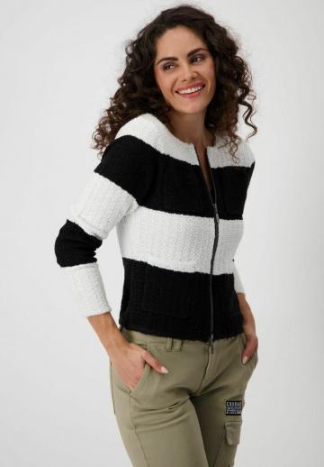 Вязаный жилет