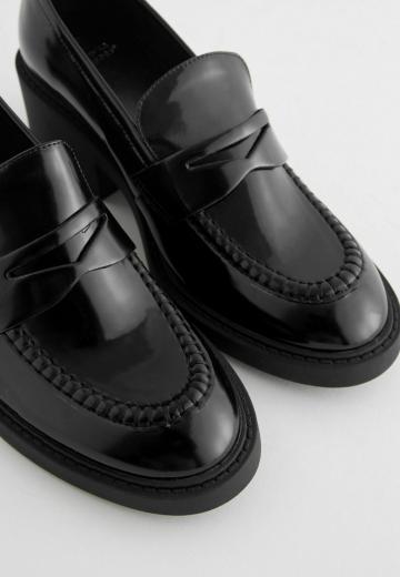 Туфли с высоким носом