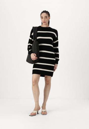 Вязаное платье