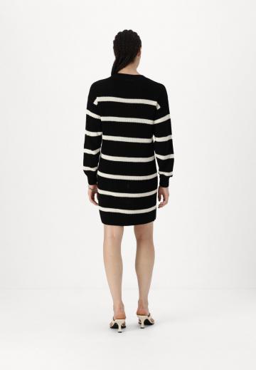 Вязаное платье