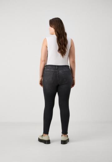 Узкие джинсы