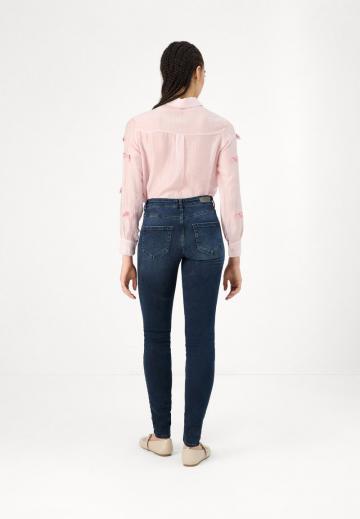 Узкие джинсы