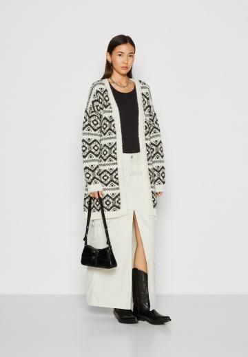 Жаккардовая вязаная кофта