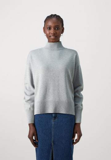 Пуловер в полоску