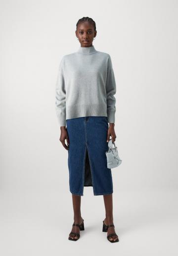 Пуловер в полоску