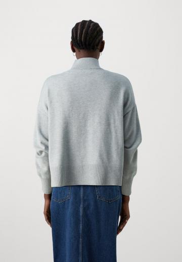 Пуловер в полоску