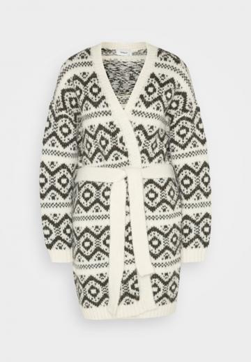 Жаккардовая вязаная кофта