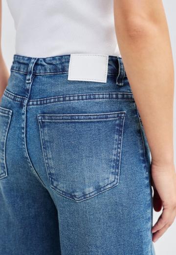 Прямые джинсы