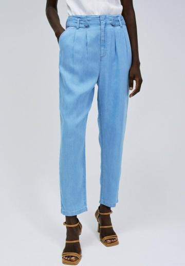 Короткие джинсы