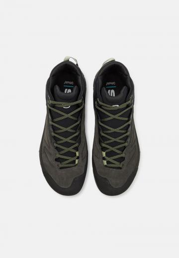 Походные кроссовки