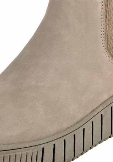 Сапожки на танкетке