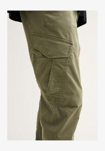 Брюки с накладными карманами