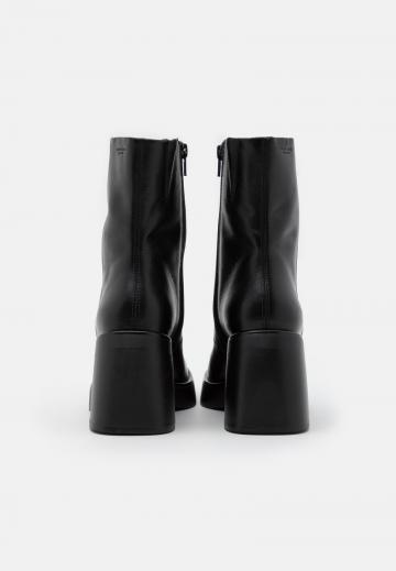 Высокие сапоги