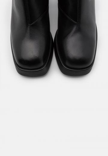 Высокие сапоги