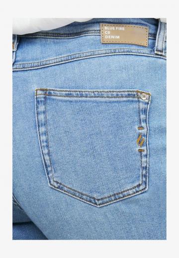 Короткие джинсы