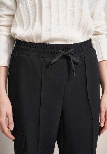 Брюки с накладными карманами