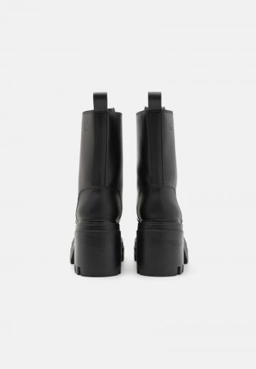 Высокие сапоги