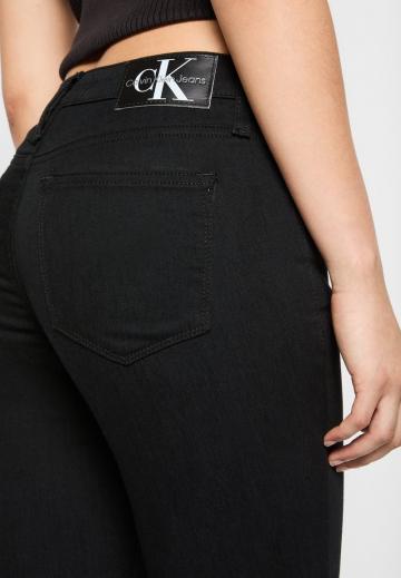 Узкие джинсы