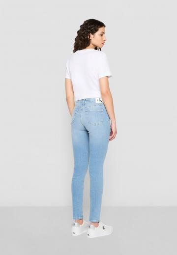 Узкие джинсы