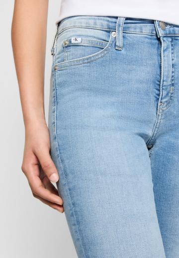 Узкие джинсы