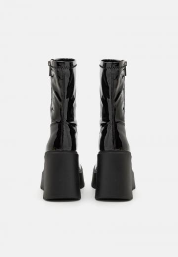 Сапожки на танкетке