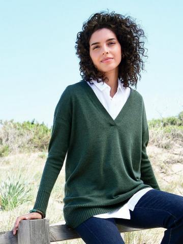 Пуловер с вырезом V