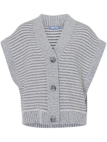 Вязаная жилетка