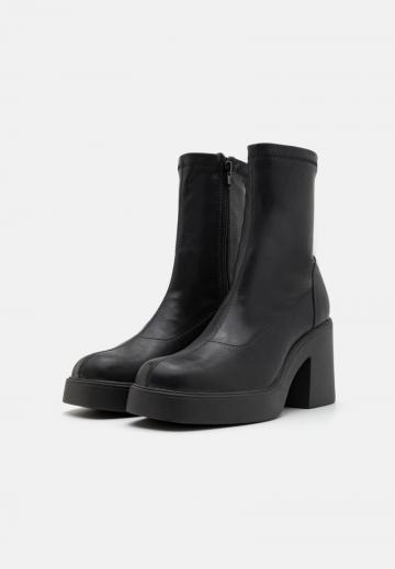 Полусапожки на высоком каблуке