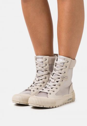 Ботинки на шнуровке