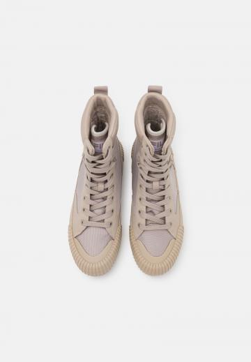 Ботинки на шнуровке