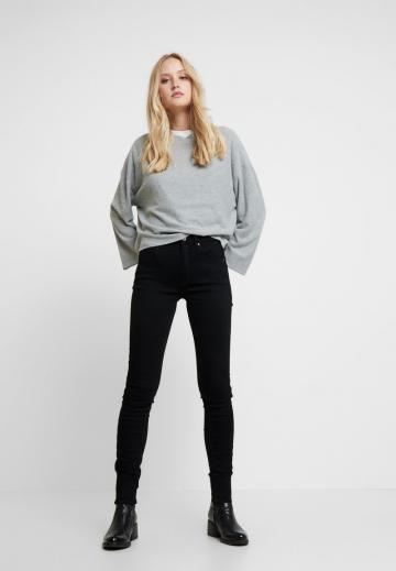 Узкие джинсы