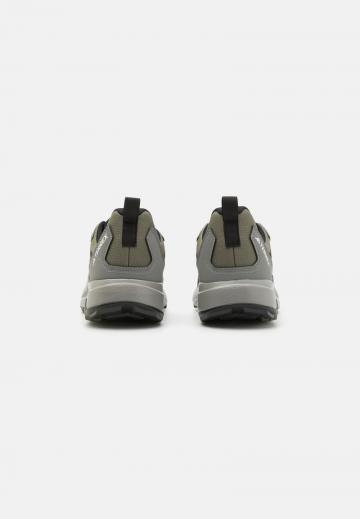 Походные кроссовки