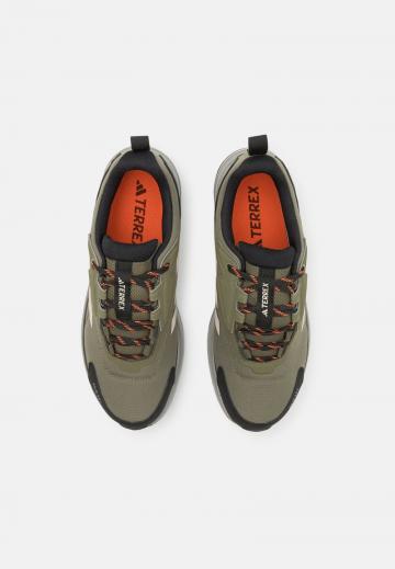 Походные кроссовки