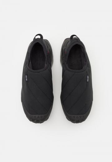 Походные кроссовки